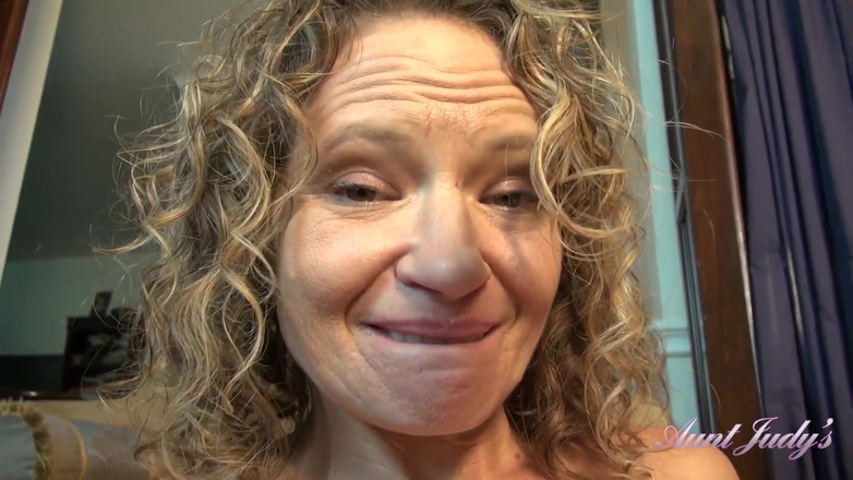 Aunt Judy's: Твоя збуджена зріла мачуха Тіа смокче твій член, відео від першої особи