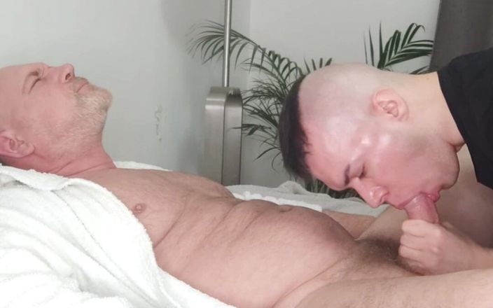 Dexterxxlfun: Oh sì dexter viene spompinato da un giovane ragazzo
