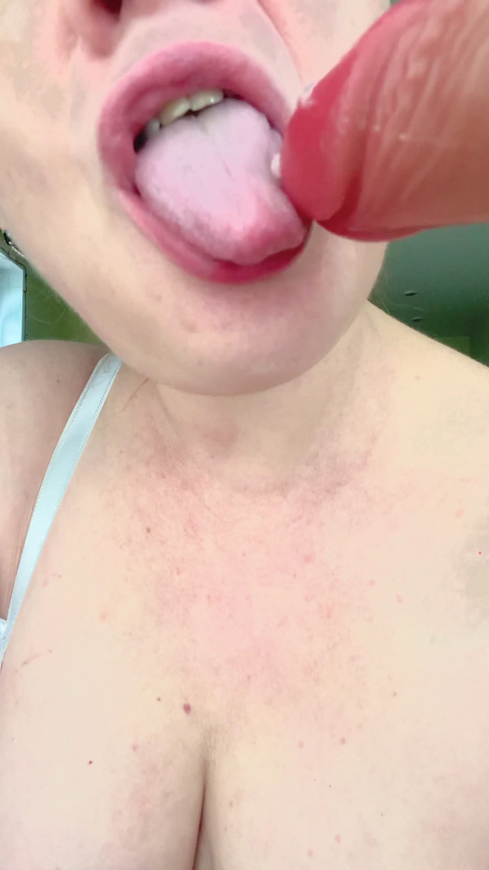 VikkiGeorgia: Cận cảnh thổi kèn (giả)