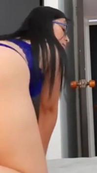 Sexy latina usa óculos e lingerie azul