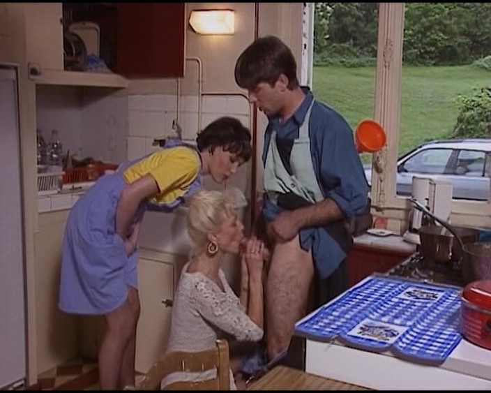 German Threesome: Kočičky sající ptáky z Německa sají ptáka ve trojce