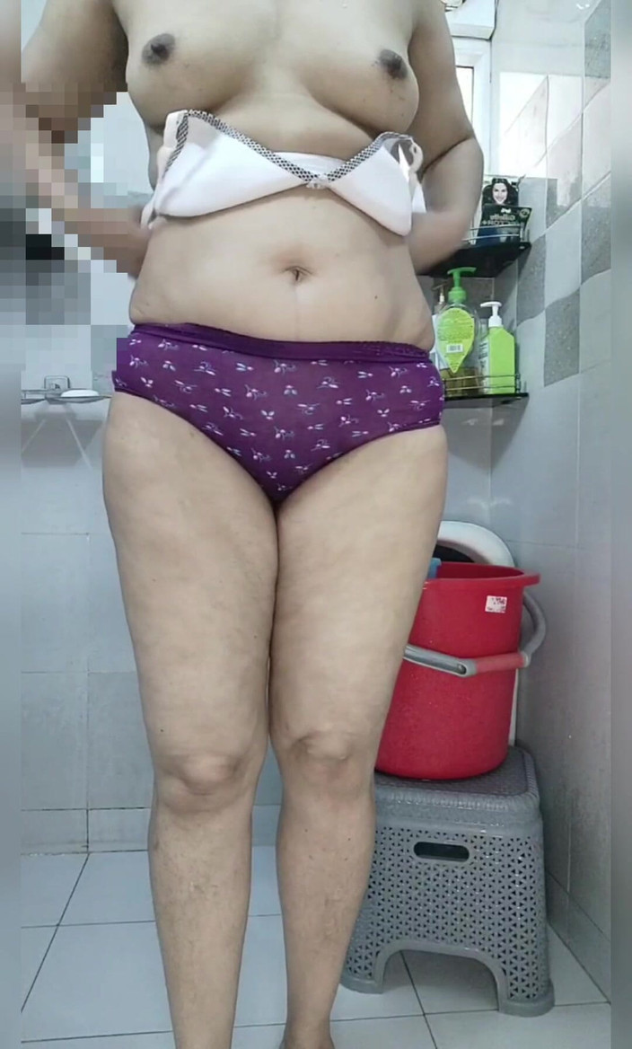 Hot Indian mommy: デシ・バービーがシャワーで楽しんでいる様子