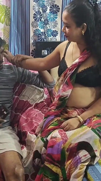 Desi cameriera indiana e proprietario della casa toccano le sue grandi tette e si scopano la sua figa stretta voce hindi