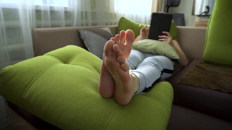 Teasecombo 4K: Heet meisje plaagt haar sexy voeten echte amateur eigengemaakt