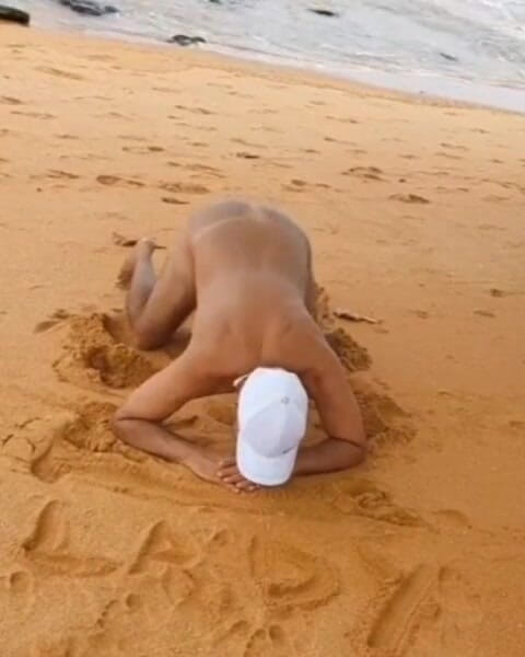 Ladysilvas: Ladysilva desnuda en la playa mostrando su sexy trasero de...