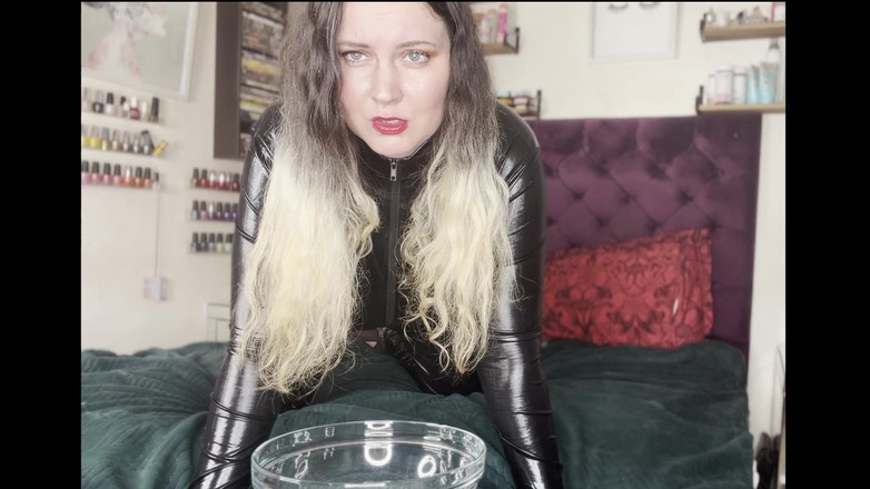 MissFFW: Miss ffw nimmt eine riesige pisse in den catsuit einer...