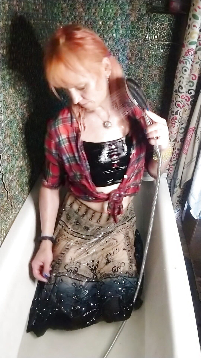 Alexa Cosmic: 在浴缸里的Wetlook穿着裙子、上衣和丝袜...湿润衣服