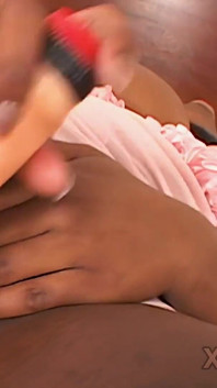 Anfängerin bBW schwarzes teen mit natürlichen dicken titten fickt ihren dildo im amateur-masturbations-video