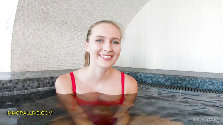 Immoral Live: ステイシー・クルーズは、継父が彼女に中出しするときに最後の笑いを浮かべます