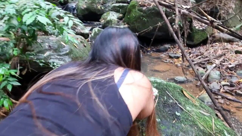Novinha Insaciavel: Whore on the trail sucking dick and ass