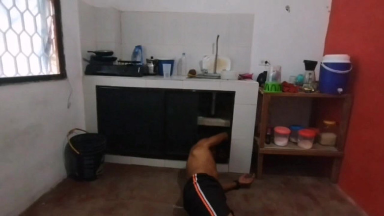 Adribella69: 隣人は素晴らしいお尻をしていて、夫が働いている間に2023年のクリスマスプレゼントをくれました