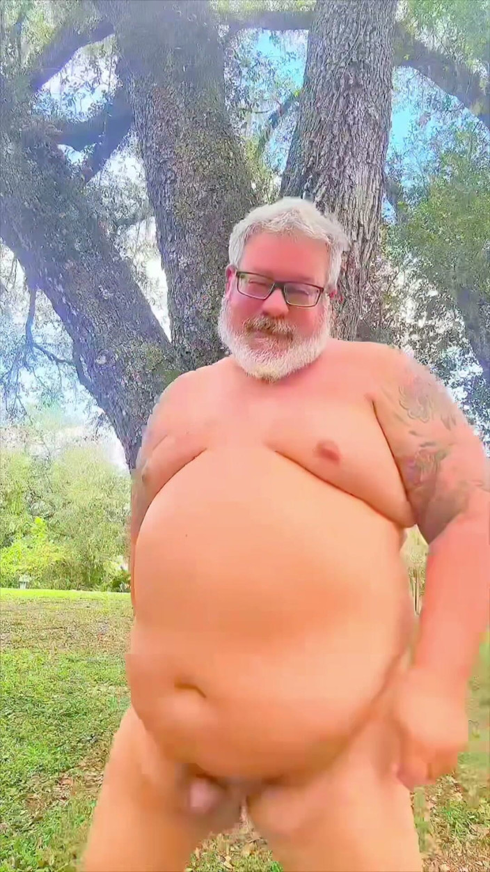Hand-Free-Daddy-Chub: Beruang Telanjang Menari Berbogel Di Wilderness Menunjukkan Lubangnya