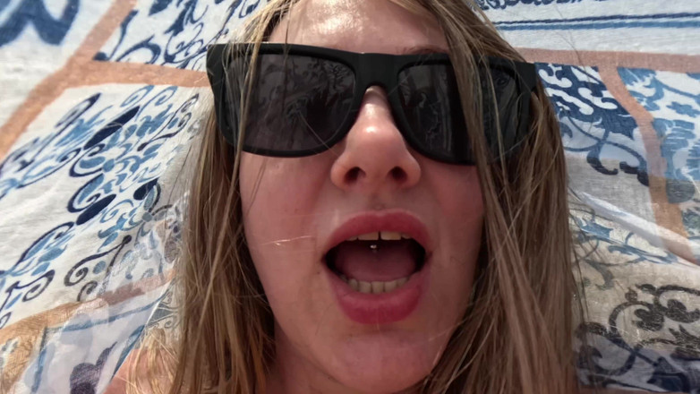 Emma Voyeur: 공공 해변에서 보지와 젖탱이를 가지고 노는 나체주의자 소녀