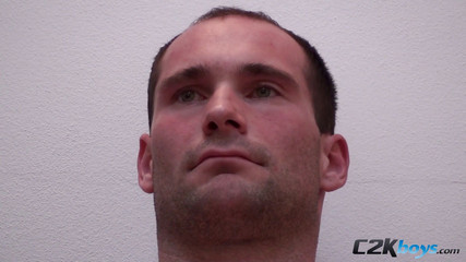 C2K Boys: Otokar melengkungkan kakinya dan menegangkan seluruh tubuhnya dalam orgasme panas