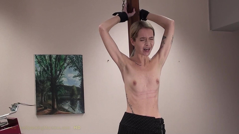 The Spanking Machine: Macchina per sculacciare Sissi7 - Frustata al seno