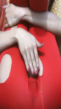 Sapphire si ladyboy semok lagi asik masturbasi dan bugil sebelum ngentot kontol besarnya!