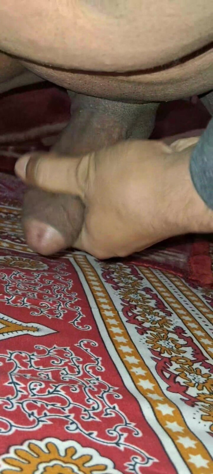 Rajveer Bhumihar: Ein indischer junger mann, der auf dem bett liegt und...