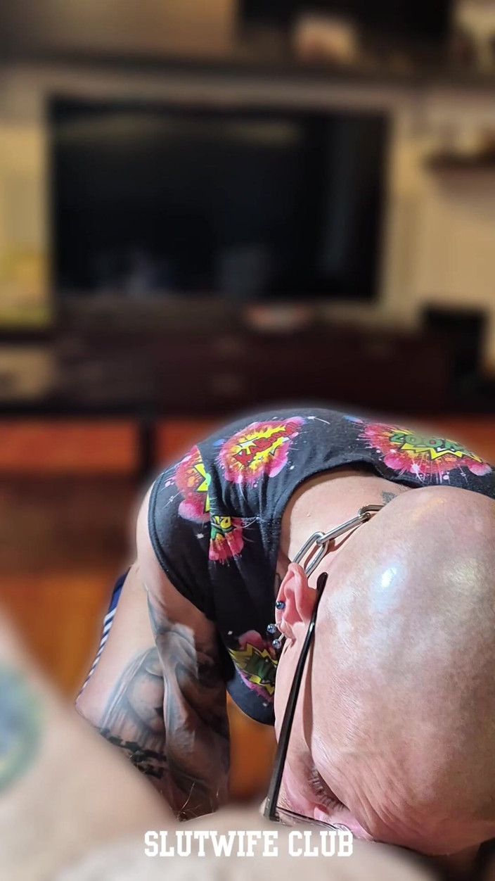 Slutwife Club: Mobil POV Vilja's Pre-shoot throat Warm-up på tyska
