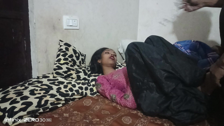 Truefuker: Evli kadın seks için heyecanlandı ve kocası boşalıyor