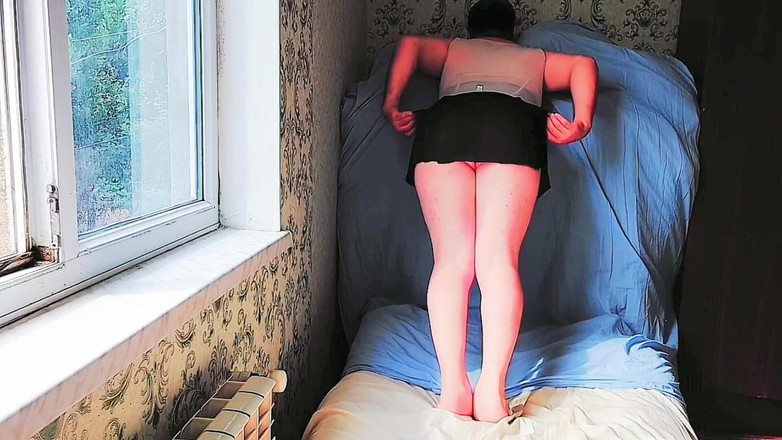 Kitty_Cross: Zabawne Femboy ciesząc się kawą w jedwabistej różowej szacie