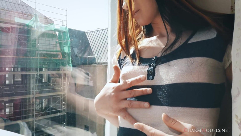 CharmModels: Lea em Sunshine Redhead Babe no Window