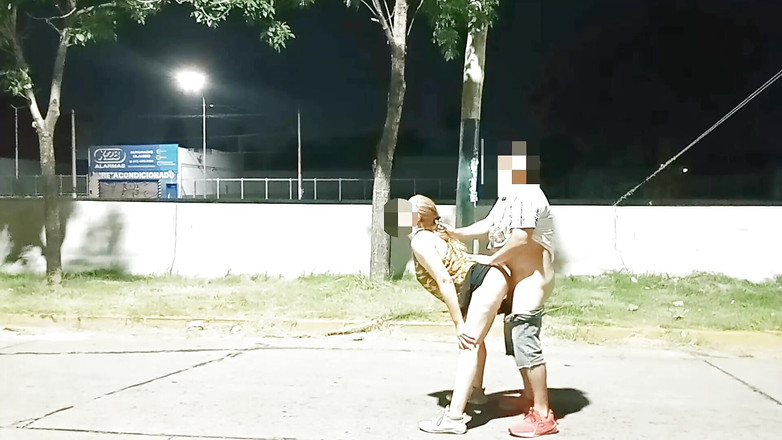 Activecouplearg: Девушка показывает вагину со спермой без трусиков - секс на улице