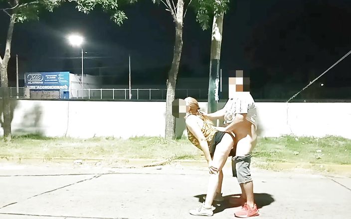 Active Couple Arg: Menina mostrando vagina com sêmen sem calcinha - sexo na rua