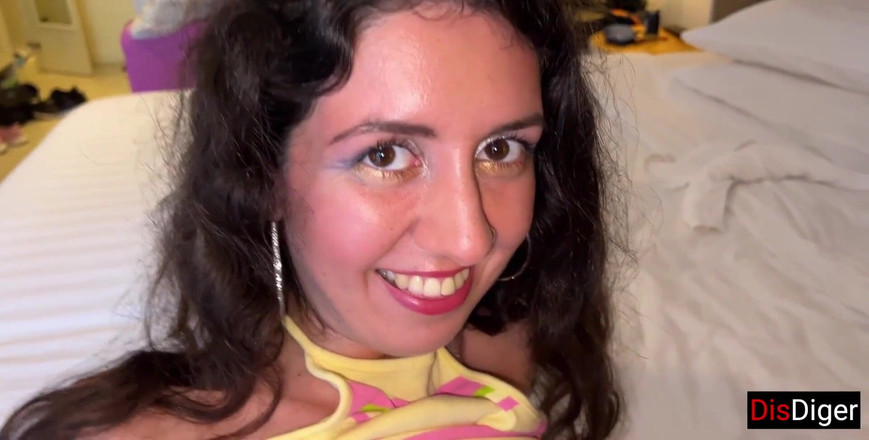 Dis Diger: 清洁工进入房间对着女孩和她的屁股！