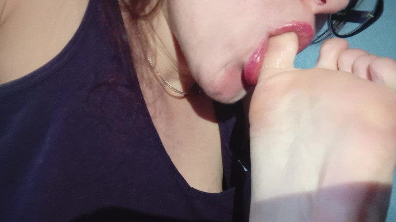 HellENXxOo: クローズアップでつま先を吸う(フットフェチ)