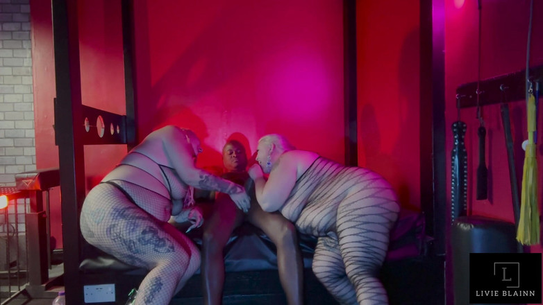 Livie Blainn: ダブルドムスパンクとファックぽっちゃりサブ