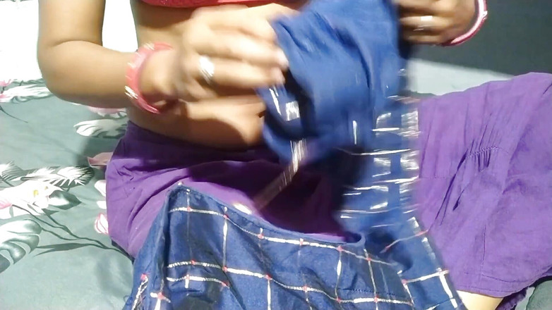 Rakul008: सौतेली मम्मी ने सौतेले बेटे को बोनर के साथ पकड़ा और उसकी चूत पर जल्दी वीर्य निकालने में मदद की