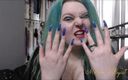 Mxtress Valleycat: Blue oval nails show off