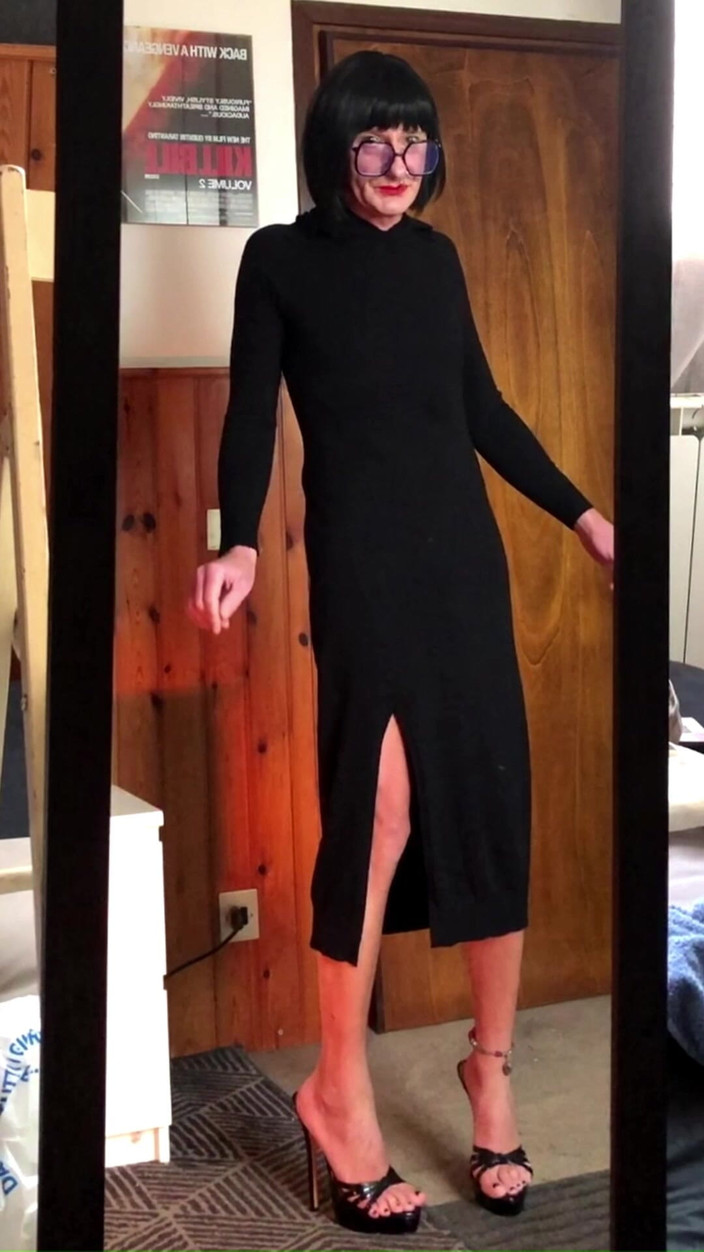 Andreina Naty: 매우 높은 하이힐을 신고 걷기 테스트