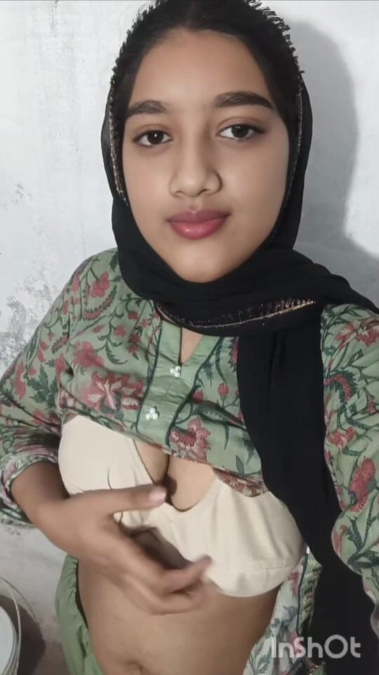 Naughty_Sana: Une belle fille en hijab montre ses gros seins sexy