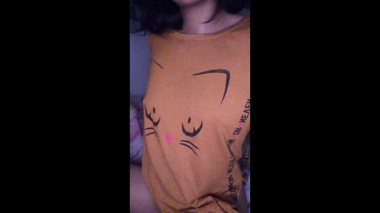 Indian Senu: Indiana menina toca seus peitos e mostra buceta se masturbando