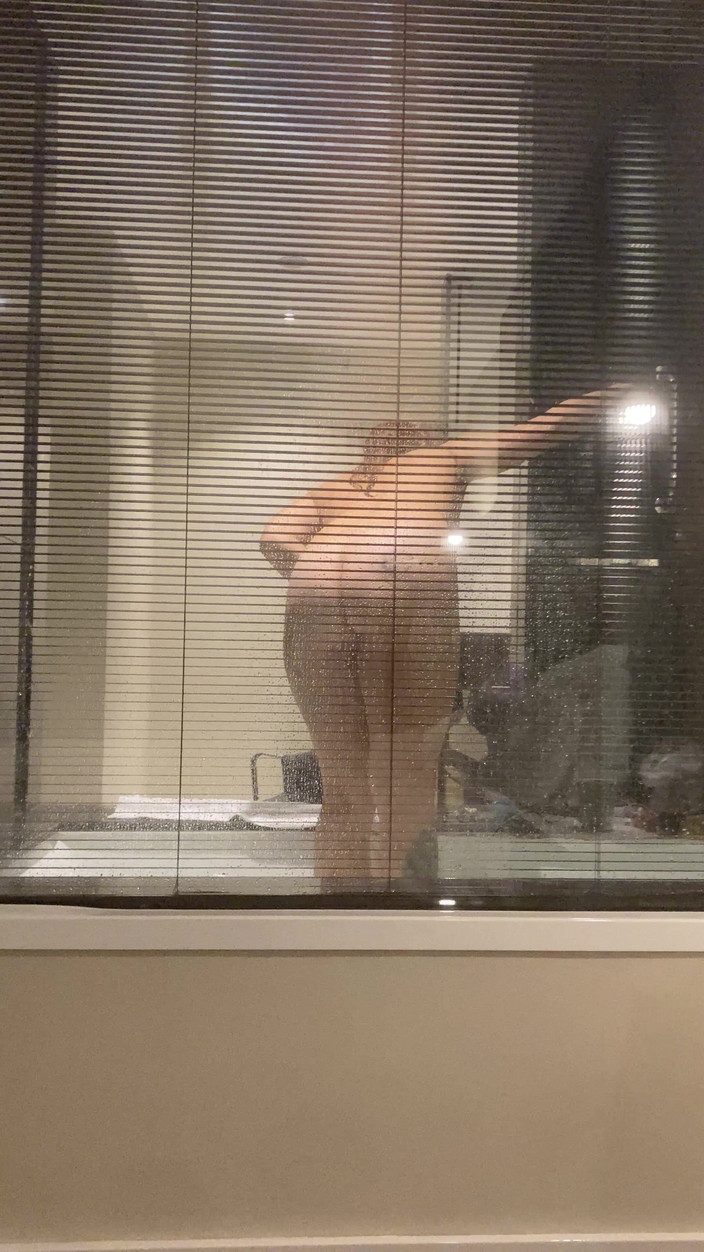 Hairy couple: ホテルのバスルームにインビジブルカメラ、窓のあるホテルのバスルームにいる妊婦の赤毛女性を監視する