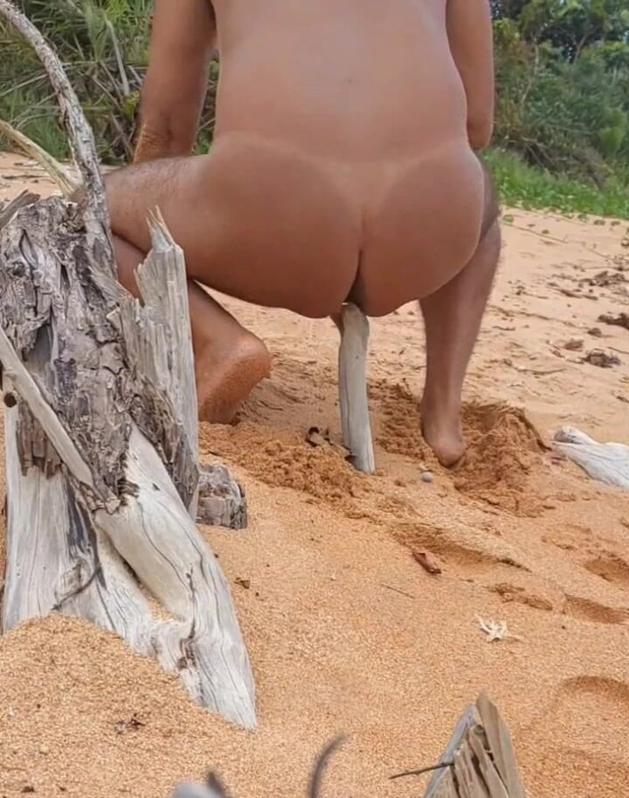 Ladysilvas: Ladysilva nue sur la plage caresse une bite excitée dans...