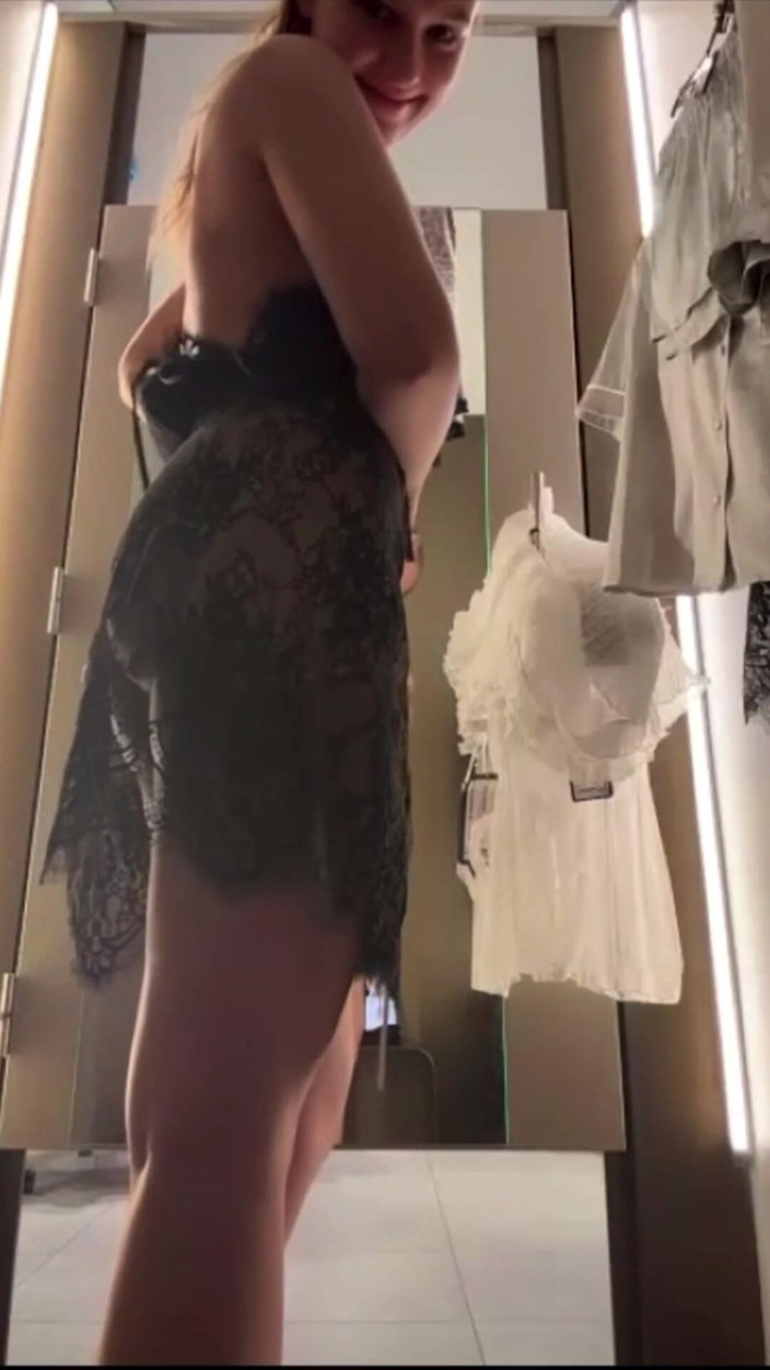 JuiceLussie: Spectacol nebun în vestiar cu fată sexy amatoare