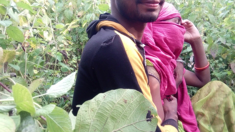 Premi pooja: 들판에서 일하는 노동자 소년과 소녀는 정글에 갔습니다.