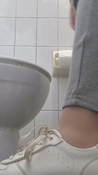 トイレの緊張 閉ざされたドアの向こうのプライバシー