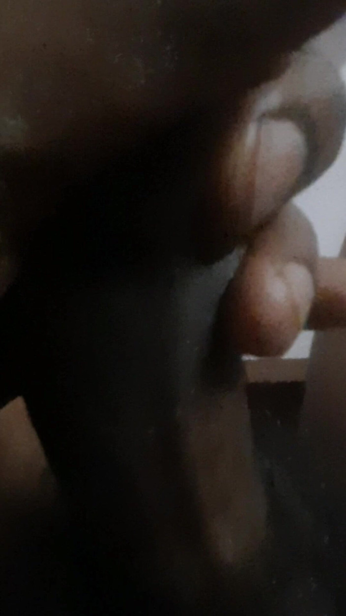 Lubina45: 他正在自己的卧室里找到快乐。