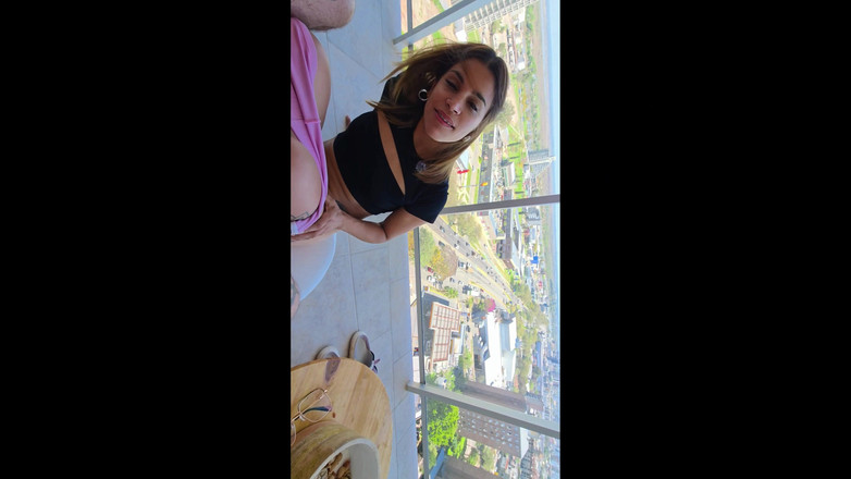 Young big apple: 我和我丈夫在租来的公寓里玩得很开心:在阳台上欣赏街景进行,在卧室里做爱。