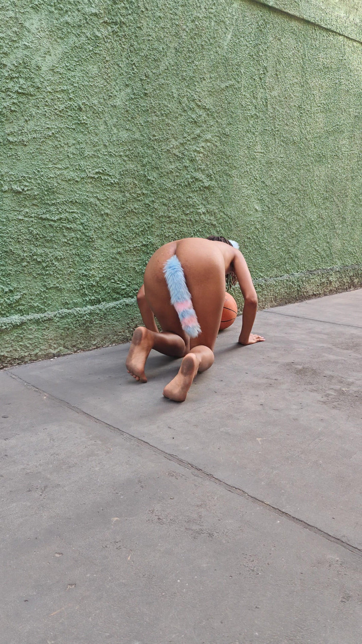 Lily Slav: दब्बू यार्ड में पालतू की तरह खेल रहा है