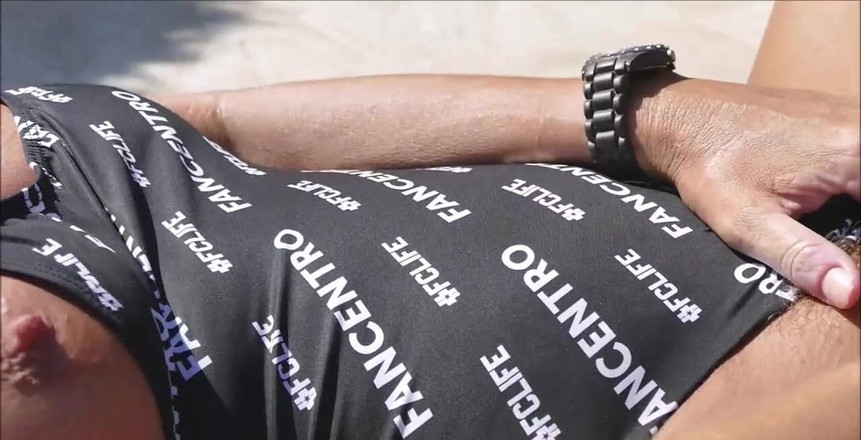 Natalie K: मेरी फैनसेंट्रो तैराकी पोशाक पहनना, सार्वजनिक स्विमिंग पूल के बगल में उंगली से पूल में चुदाई करना।