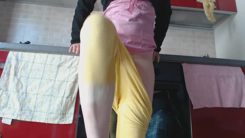 RavenBigAss: Desperate pee in yoga pants