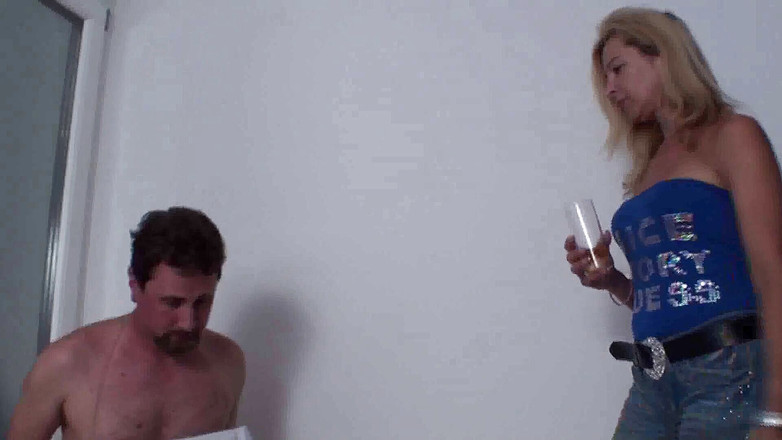 Femdom Austria: Joschi, cu gura murdară, îngenunchează în fața stăpânei