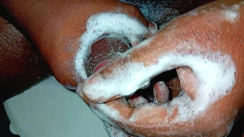 rahuman: Cewek ini lagi asik masturbasi dan bersih-bersih kontol raksasa