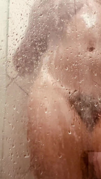 Une MILF se filme en train de laver sa chatte poilue dans la salle de bain