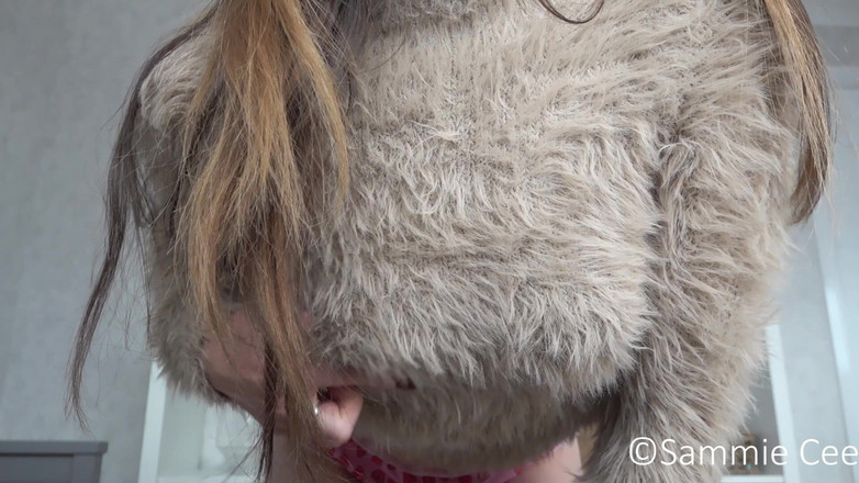 Sammie Cee: फजी स्वेटर बदलते हुए प्रोत्साहन को झटका