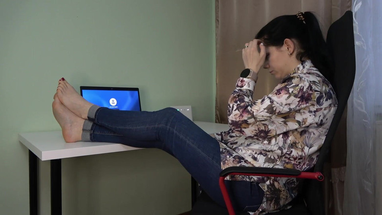 Anna Sky: Gorąca milf Anna pokazuje stopy